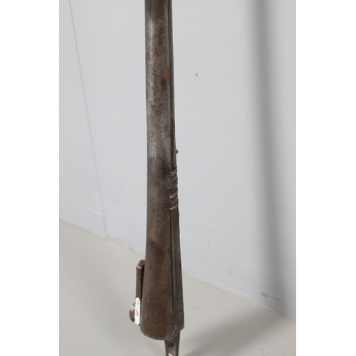 8 - AN OMANI GUN BARREL OF UNUSUAL FLUTED FORM. A 117 cm long gun barrel of a type known as Abu Fitilia ... 