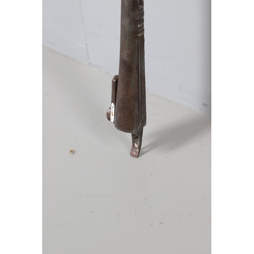 8 - AN OMANI GUN BARREL OF UNUSUAL FLUTED FORM. A 117 cm long gun barrel of a type known as Abu Fitilia ... 