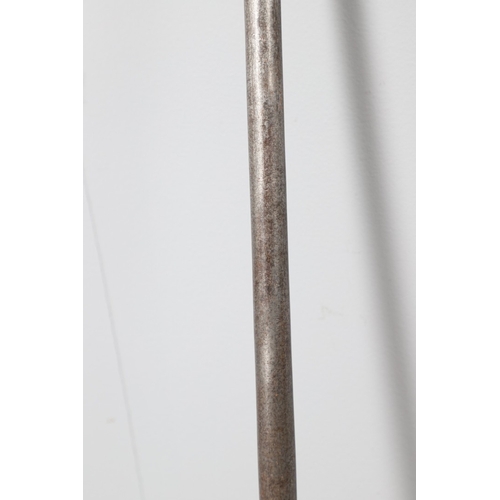 8 - AN OMANI GUN BARREL OF UNUSUAL FLUTED FORM. A 117 cm long gun barrel of a type known as Abu Fitilia ... 