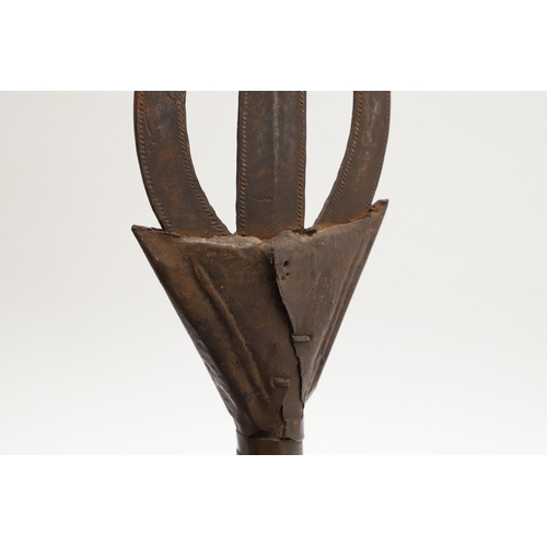 94 - AN AFRICAN CLUB KNIFE FROM THE POTO OR NGBANDI REGIONS. The knife having a 37 cm blade, the upper se... 