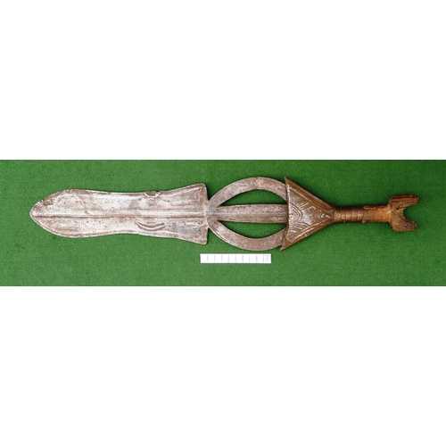 94 - AN AFRICAN CLUB KNIFE FROM THE POTO OR NGBANDI REGIONS. The knife having a 37 cm blade, the upper se... 