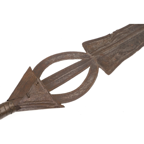 94 - AN AFRICAN CLUB KNIFE FROM THE POTO OR NGBANDI REGIONS. The knife having a 37 cm blade, the upper se... 