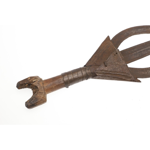 94 - AN AFRICAN CLUB KNIFE FROM THE POTO OR NGBANDI REGIONS. The knife having a 37 cm blade, the upper se... 