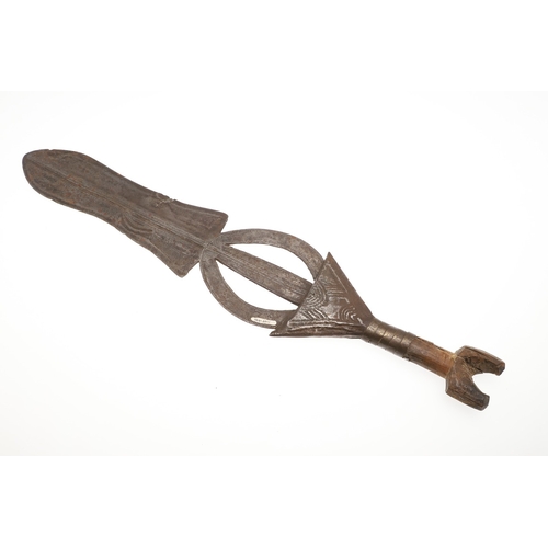 94 - AN AFRICAN CLUB KNIFE FROM THE POTO OR NGBANDI REGIONS. The knife having a 37 cm blade, the upper se... 