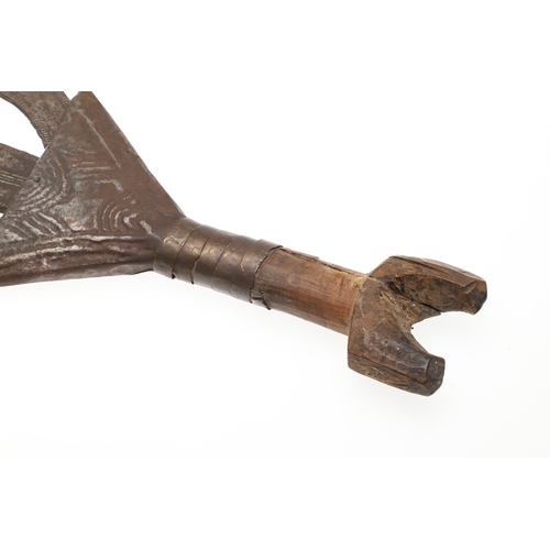 94 - AN AFRICAN CLUB KNIFE FROM THE POTO OR NGBANDI REGIONS. The knife having a 37 cm blade, the upper se... 