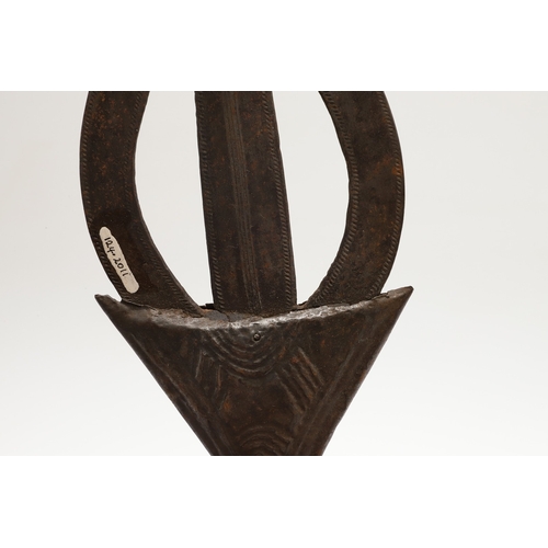 94 - AN AFRICAN CLUB KNIFE FROM THE POTO OR NGBANDI REGIONS. The knife having a 37 cm blade, the upper se... 