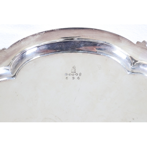 100 - A LATE 19TH / EARLY 20TH CENTURY BURMESE RICE BOWL. The sides with continuous repousse panel of figu... 