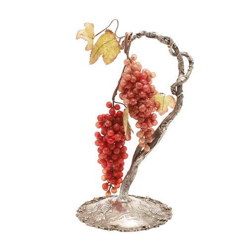 102 - AN EARLY 20TH CENTURY AMERICAN STERLING SILVER GRAPE VINE HANGER BY S.KIRK & SON CO. The base of sha... 