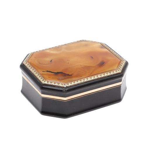 108 - A TORTOISESHELL , AGATE AND GOLD SNUFF BOX. octagonal, the tortoiseshell body gold lined and the aga... 