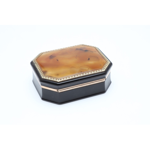 108 - A TORTOISESHELL , AGATE AND GOLD SNUFF BOX. octagonal, the tortoiseshell body gold lined and the aga... 