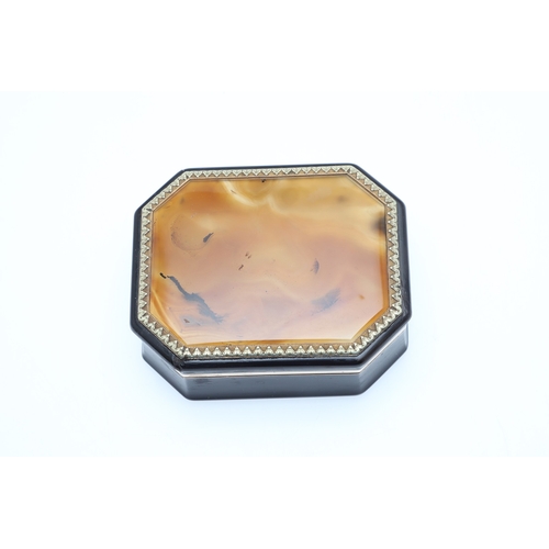 108 - A TORTOISESHELL , AGATE AND GOLD SNUFF BOX. octagonal, the tortoiseshell body gold lined and the aga... 