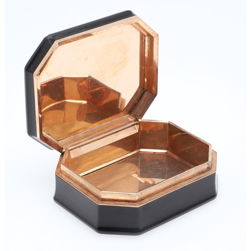 108 - A TORTOISESHELL , AGATE AND GOLD SNUFF BOX. octagonal, the tortoiseshell body gold lined and the aga... 