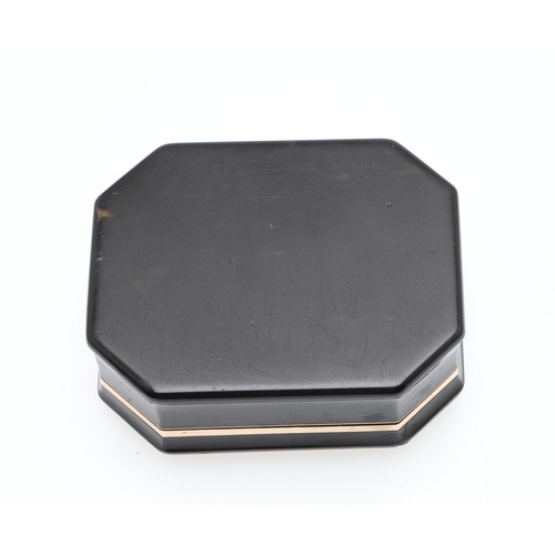 108 - A TORTOISESHELL , AGATE AND GOLD SNUFF BOX. octagonal, the tortoiseshell body gold lined and the aga... 