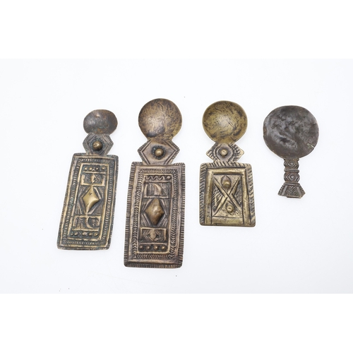 112 - A GEORGE III SILVER PILL BOX AND A QUANTITY OF ASHANTI STYLE ARTIFACTS. The pill box in the form of ... 