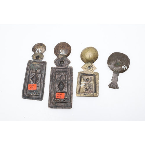 112 - A GEORGE III SILVER PILL BOX AND A QUANTITY OF ASHANTI STYLE ARTIFACTS. The pill box in the form of ... 