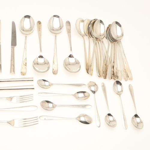 19 - AN ELIZABETH II SILVER FLATWARE SET. To include: 
4 x Serving Spoons (Length 20.5cm)
8 x Table Spoon... 