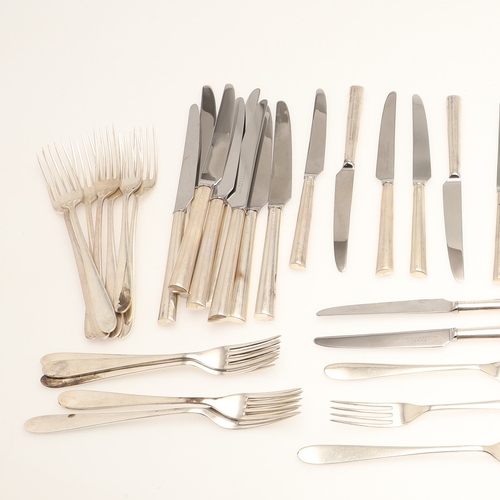 19 - AN ELIZABETH II SILVER FLATWARE SET. To include: 
4 x Serving Spoons (Length 20.5cm)
8 x Table Spoon... 