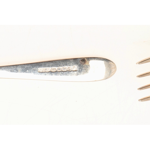 19 - AN ELIZABETH II SILVER FLATWARE SET. To include: 
4 x Serving Spoons (Length 20.5cm)
8 x Table Spoon... 