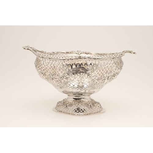 30 - A DECORATIVE VICTORIAN SILVER TABLE CENTRE PEDESTAL BOWL. Of shaped oval form, with lobed sides, pie... 