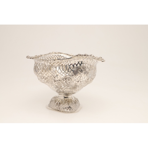 30 - A DECORATIVE VICTORIAN SILVER TABLE CENTRE PEDESTAL BOWL. Of shaped oval form, with lobed sides, pie... 