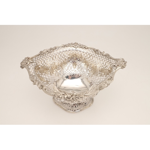 30 - A DECORATIVE VICTORIAN SILVER TABLE CENTRE PEDESTAL BOWL. Of shaped oval form, with lobed sides, pie... 