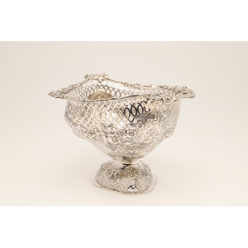 30 - A DECORATIVE VICTORIAN SILVER TABLE CENTRE PEDESTAL BOWL. Of shaped oval form, with lobed sides, pie... 