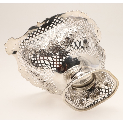 30 - A DECORATIVE VICTORIAN SILVER TABLE CENTRE PEDESTAL BOWL. Of shaped oval form, with lobed sides, pie... 