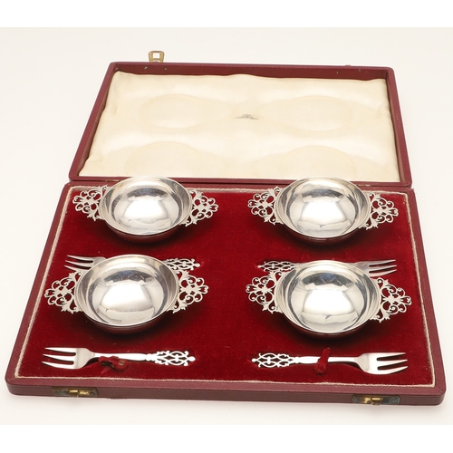 32 - AN EARLY 20TH CENTURY CASED FOUR PIECE SILVER QUAICH SET. The lined and fitted case to contain four ... 