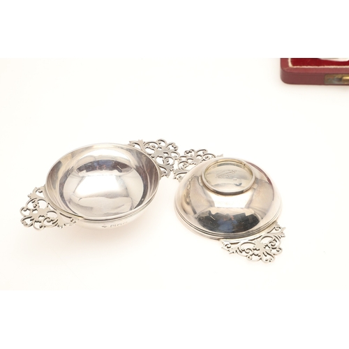 32 - AN EARLY 20TH CENTURY CASED FOUR PIECE SILVER QUAICH SET. The lined and fitted case to contain four ... 