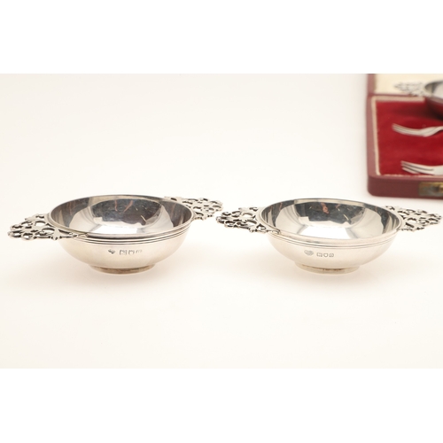 32 - AN EARLY 20TH CENTURY CASED FOUR PIECE SILVER QUAICH SET. The lined and fitted case to contain four ... 