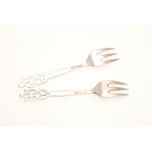 32 - AN EARLY 20TH CENTURY CASED FOUR PIECE SILVER QUAICH SET. The lined and fitted case to contain four ... 