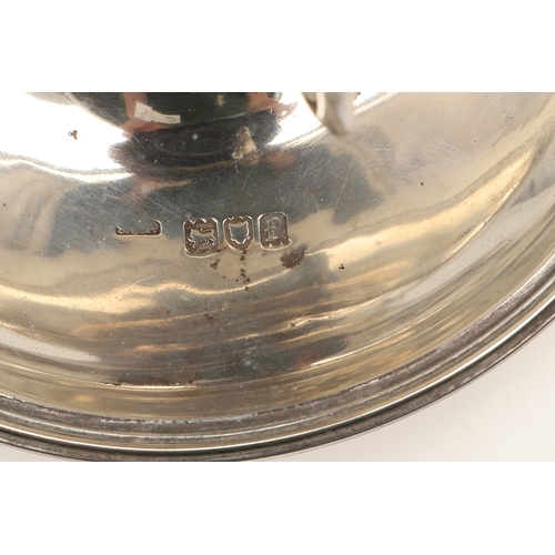 35 - AN EDWARDIAN SILVER TABLE CIGAR LIGHTER. In the form of a trophy cup with 2 lyre handles, on an asht... 