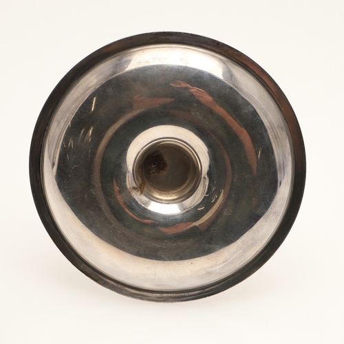 35 - AN EDWARDIAN SILVER TABLE CIGAR LIGHTER. In the form of a trophy cup with 2 lyre handles, on an asht... 