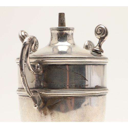 35 - AN EDWARDIAN SILVER TABLE CIGAR LIGHTER. In the form of a trophy cup with 2 lyre handles, on an asht... 