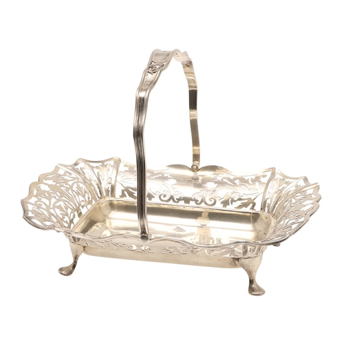 37 - AN EDWARDIAN SILVER BASKET. With pierced foliate design sides and to the movable handle, raised on f... 