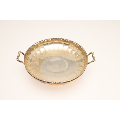 42 - A GEORGE V SILVER TWIN HANDLED PEDESTAL BOWL. With pierced decoration to the rim and bottom of the p... 