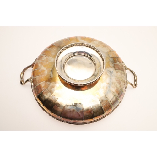 42 - A GEORGE V SILVER TWIN HANDLED PEDESTAL BOWL. With pierced decoration to the rim and bottom of the p... 
