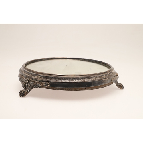 67 - A LATE VICTORIAN / EARLY EDWARDIAN SILVER MIRRORED CAKE STAND. Of circular form, the silver frame wi... 