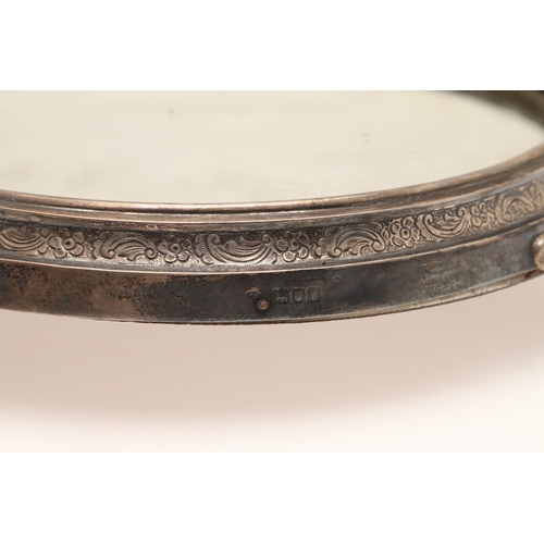 67 - A LATE VICTORIAN / EARLY EDWARDIAN SILVER MIRRORED CAKE STAND. Of circular form, the silver frame wi... 