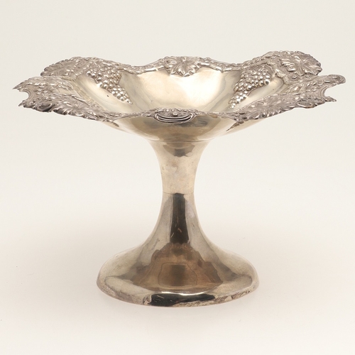 70 - AN EARLY EDWARDIAN SILVER TAZZA. With heavily embossed grape vine decoration, on a rounded base. Hei... 