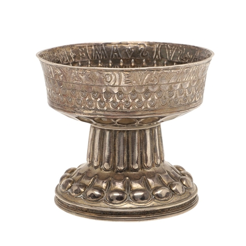 71 - AN EDWARDIAN SILVER REPRODUCTION OF THE TUDOR HOLMS CUP. Of font shape with a raised and chased circ... 