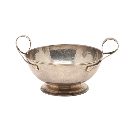 72 - AN EARLY 20TH CENTURY LIBERTY & CO SILVER BOWL. Of round form with hammered finish and twin loop han... 