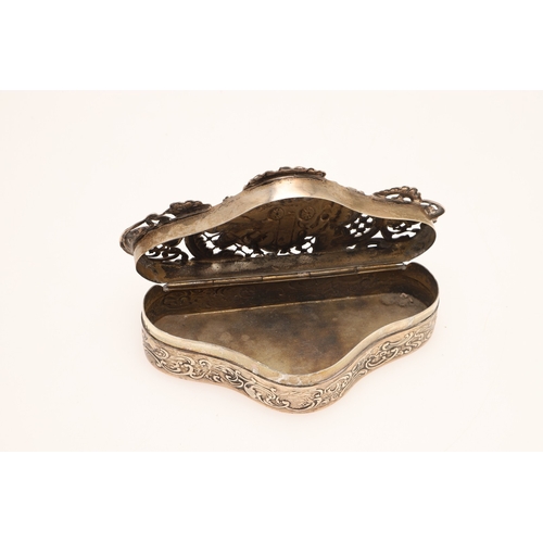 74 - AN EDWARDIAN SILVER TRINKET BOX. An Edwardian silver trinket box, hallmarked possibly William Comyns... 