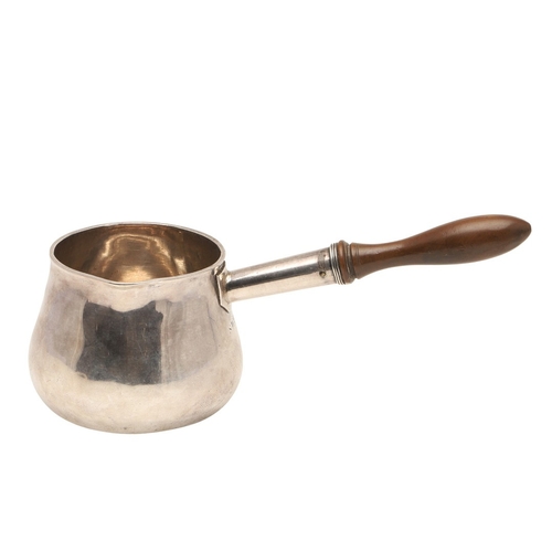 79 - A WILLIAM III BRITANNIA STANDARD SILVER SAUCE OR BRANDY PAN. With shaped wooden handle, hallmarked (... 