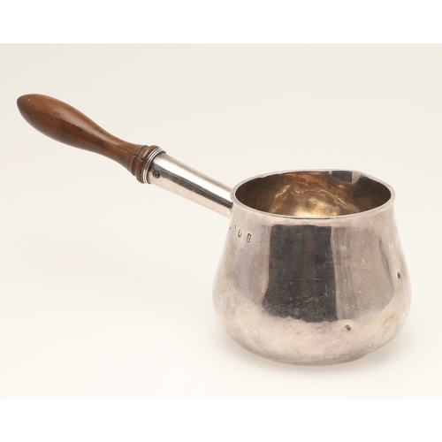79 - A WILLIAM III BRITANNIA STANDARD SILVER SAUCE OR BRANDY PAN. With shaped wooden handle, hallmarked (... 