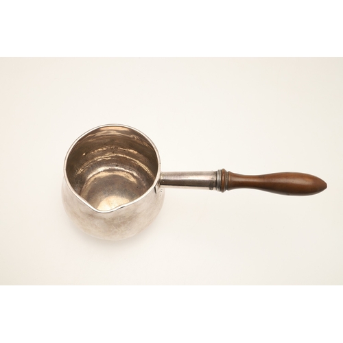 79 - A WILLIAM III BRITANNIA STANDARD SILVER SAUCE OR BRANDY PAN. With shaped wooden handle, hallmarked (... 