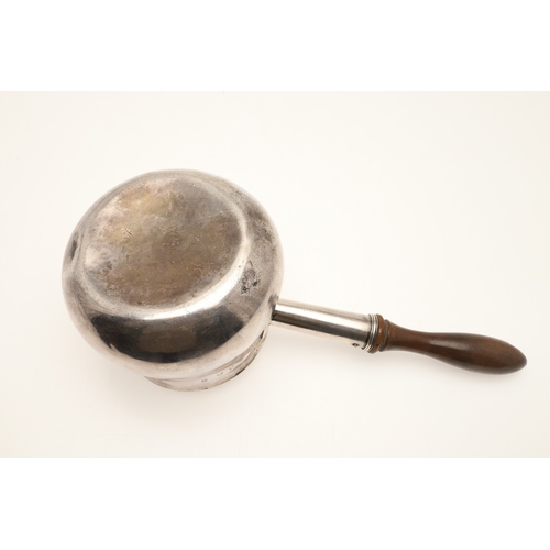 79 - A WILLIAM III BRITANNIA STANDARD SILVER SAUCE OR BRANDY PAN. With shaped wooden handle, hallmarked (... 