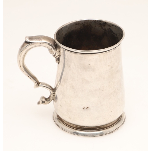 81 - A GEORGE II SILVER MUG. Of baluster form with scroll handle and circular foot. Hallmarked (IS or SI?... 