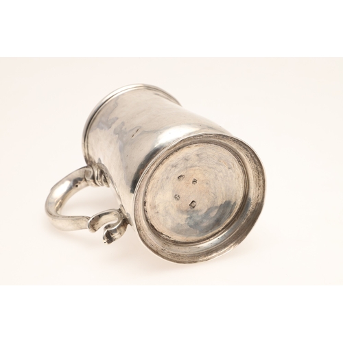 81 - A GEORGE II SILVER MUG. Of baluster form with scroll handle and circular foot. Hallmarked (IS or SI?... 