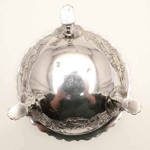 86 - A VICTORIAN GEORGE II STYLE IRISH SILVER CREAM JUG AND SUGAR BOWL. The jug and sugar bowl both with ... 